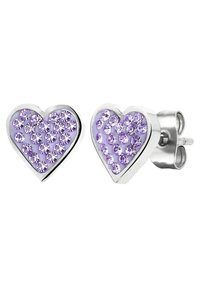 Zilveren hartvormige oorbellen met paarse rhinestones die in het ontwerp zijn verwerkt, die het licht reflecteren met een gladde, gepolijste afwerking.