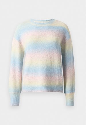 Pastelne prugaste pulover iz mehkega, strukturiranega blaga. Ima okroglo izrezan ovratnik in rebraste manšete ter prikazuje barve modre, roza in rumene.