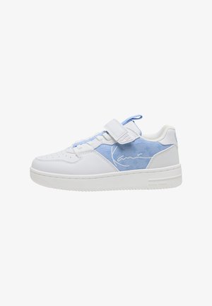 Baskets basses blanches et bleu clair avec bride velcro, logo signature sur le côté et semelle texturée.