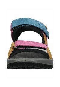 Sanda de múltiples colores con tiras de ante azul, rosa y marrón, cierres de velcro ajustables y una suela negra resistente con un agarre texturizado.
