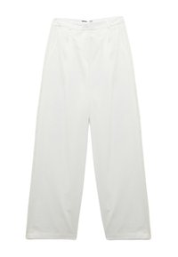 Vita vida byxorna med sidos pockets, bälte hål och subtil dekorativ sömnad längs ytterkanterna.