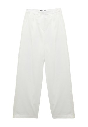 Valkeat leveät housut, joissa on sivutaskut, vyölenkit ja huomaamaton koristeommel ulkopuolella saumoissa.