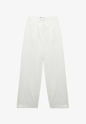 Valkeat leveät housut, joissa on sivutaskut, vyölenkit ja huomaamaton koristeommel ulkopuolella saumoissa.