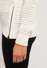 QS Strickpullover - off-white