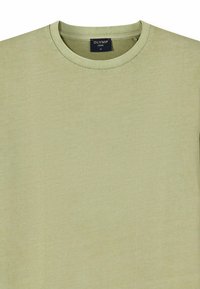 Hellgrünes Rundhals-T-Shirt aus weichem Stoff, mit schlichtem Design und einem Etikett, das die Marke "OLYMP" und die Größe "M" zeigt.