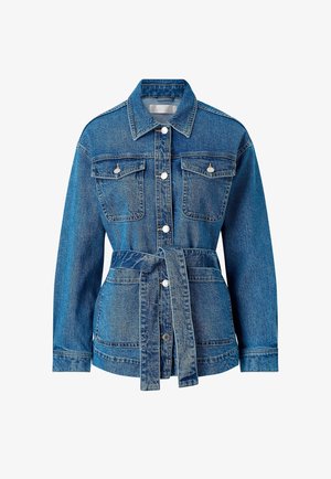 Dżinsowa kurtka z długimi rękawami, zapinana na guziki z przodu, z dwiema klapkowymi kieszeniami na piersi, dwiema dolnymi kieszeniami oraz pasem w talii.