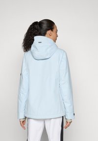 Gaiši zila ūdensizturīga jaka ar kapuci, garām piedurknēm un brīvu piegriezumu. Iespējas: zīmola logo aizmugurē un pogas uz piedurknēm.