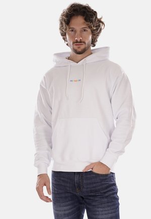 Felpa bianca con cappuccio e tasca frontale, caratterizzata da un logo "PROPAGANDA" multicolore sul petto, realizzata in tessuto morbido.