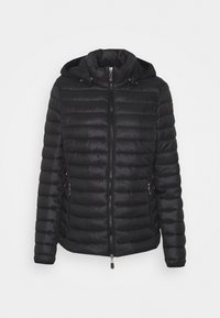 Czarna pikowana kurtka puchowa z kapturem, zapinana na zamek, z poziomym przeszyciem. Posiada dwie boczne kieszenie oraz logo jako akcent.