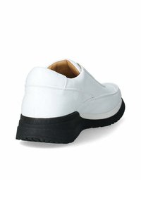 Sneaker bianca in pelle con suola in gomma nera. Presenta un design slip-on con cuciture minime e una texture liscia.