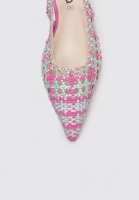 Zapato de punta tejido que presenta tonos de rosa, plateado y menta. Textura trenzada con un diseño de malla abierta. Tacón plano, interior simple.