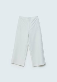 Pantalon blanc à jambes larges, coupé court, avec poches latérales et fermeture à boutons sur le devant, posé à plat sur un fond clair.