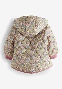 Veste matelassée à motif floral rose et vert, dotée d'une capuche et de poignets élastiqués. Le matériau semble léger avec une finition brillante.