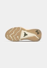 Sole di scarpa atletica marrone chiaro con un motivo di battistrada ondulato, accenti arancioni e un logo scuro sul tallone. Gomma testurizzata per una migliore aderenza.