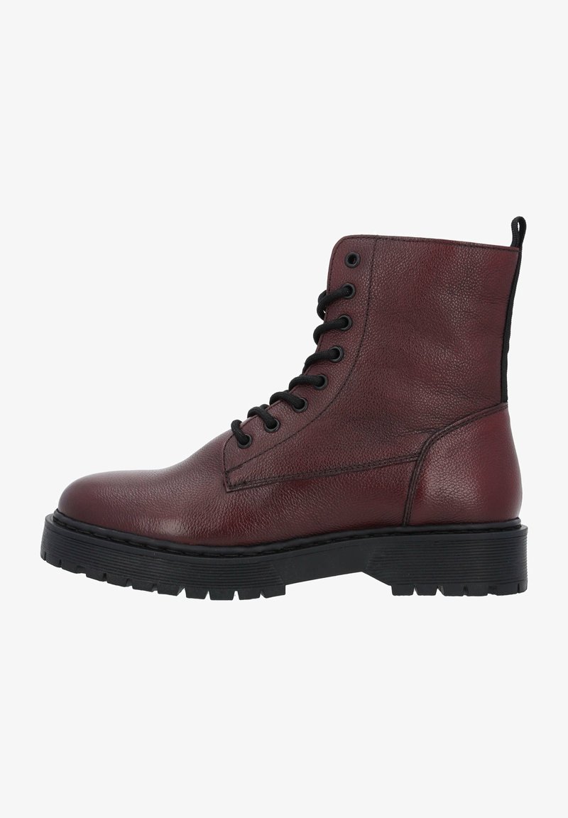 Botte de combat en cuir bordeaux à lacets, semelle épaisse en caoutchouc noir, bout rond et languette arrière.