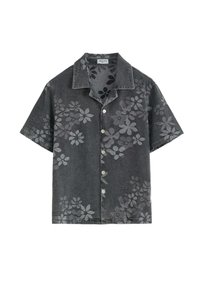 Chemise à manches courtes en denim gris foncé, arborant un motif floral en gris clair, avec un col en V et une fermeture à boutons.