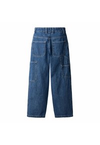 Pantalones cargo de mezclilla azul con un corte holgado, que cuentan con múltiples bolsillos y una cintura alta. La tela es resistente con un acabado ligeramente texturizado.