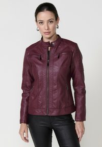 Veste en cuir bordeaux avec un col montant, des poches zippées et des accents matelassés aux épaules. Texture lisse et coupe ajustée.