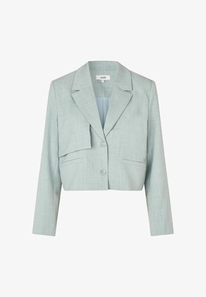 Lühendatud helesinine bleiser, mis on valmistatud tekstureeritud kangast. Omab suurt kraed, kahte esist nuppu ja küljetaskuid.