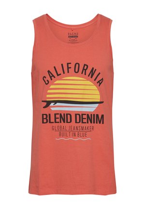 Oranger Tanktop mit rundem Ausschnitt, der mit einem grafischen Druck eines Sonnenuntergangs und dem Text "CALIFORNIA BLEND DENIM" in kontrastierenden Farben bedruckt ist. Baumwollmaterial.
