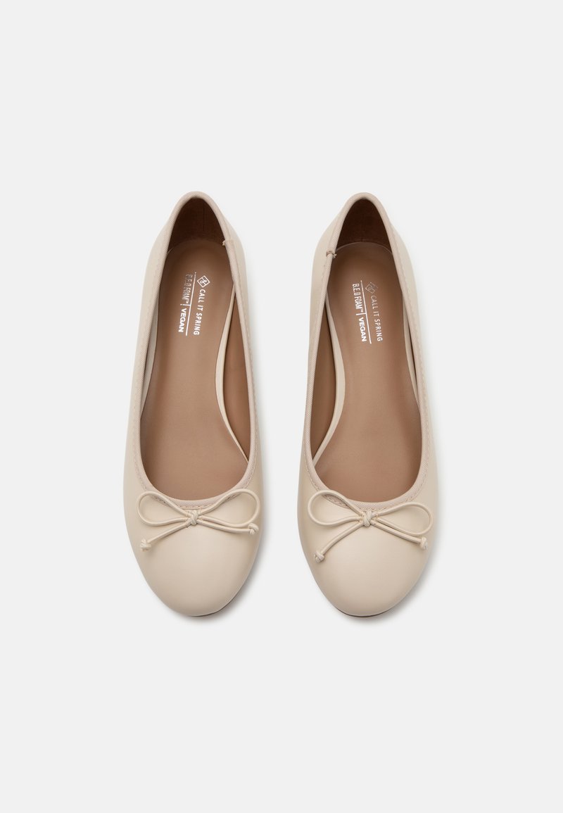 Ballerines en cuir vegan beige avec un bout arrondi et un petit nœud à l'avant. Texture lisse et semelle plate pour le confort.
