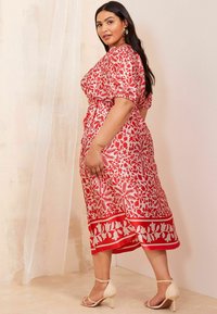 Curves Like These PRINTED WRAP MIDI-REGULAR FIT - Denné šaty - red