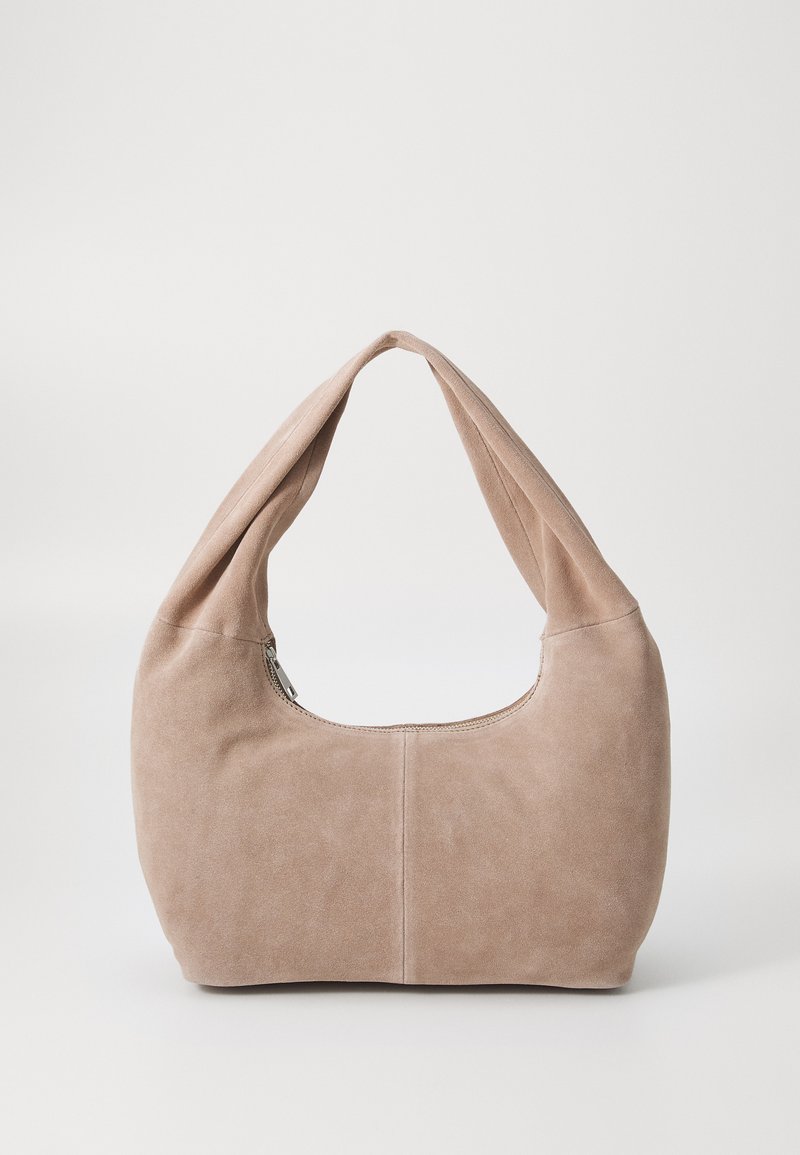 Bolsa hobo feita de material de camurça macio na cor bege claro. Apresenta uma forma arredondada com uma alça larga e fecho com zíper.