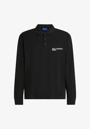 Črna polo majica z dolgimi rokavi, bombažni material, z gumbom za zapiranje na tri gumbe, subtilen beli logotip na levem prsnem delu in rebrastimi manšetami.