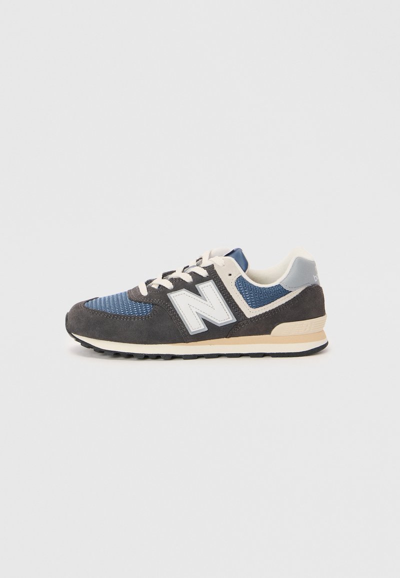 Sinine ja hall retro stiilis tennisetossud, millel on võrgust ülemine osa, suede detailid, valge logo ja beež kummitald. Omab klassikalist paelakinnitust.