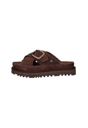 Bruine suède slidesandaal met een dikke zool, brede gekruiste banden en een grote metalen gesp op het bovenste bandje.