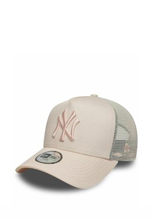 Beżowa czapka bejsbolowa z różowym logo New York Yankees, zakrzywionym daszkiem i szarą siateczkową tylną częścią, pokazana na białym tle.