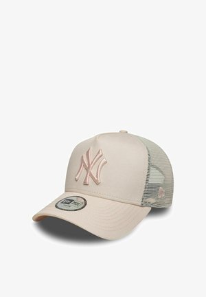 Beżowa czapka bejsbolowa z różowym logo New York Yankees, zakrzywionym daszkiem i szarą siateczkową tylną częścią, pokazana na białym tle.