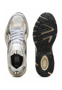 Męskie sneakersy z siateczkowej i syntetycznej cholewki w białym, beżowym i srebrnym kolorze, z teksturowaną czarną gumową podeszwą i sznurowadłami.