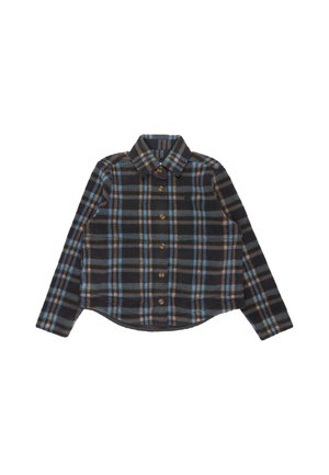Chemise à manches longues avec boutons en polaire, motif à carreaux bleu, noir et marron, avec un col pointu sur fond blanc.