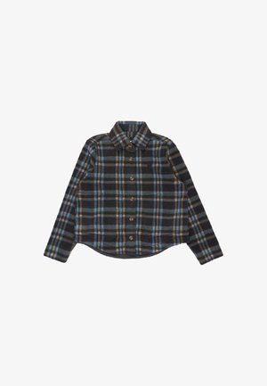 Langermige fleece overhemd met knoopsluiting in een blauw, zwart en bruin ruitpatroon en een puntige kraag op een witte achtergrond.