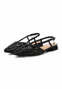 Zapatos slingback negros de trenzado con diseño de punta, tacón plano y correas trenzadas. Cuenta con un suave forro interior y herrajes decorativos.