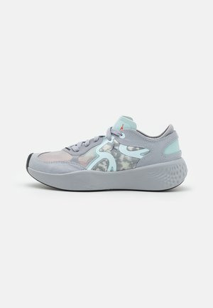 Jasnoszary i miętowo-zielony sneaker z wzorzystą boczną panelem, grubą podeszwą i sznurowanym zamknięciem, pokazany od strony zewnętrznej.