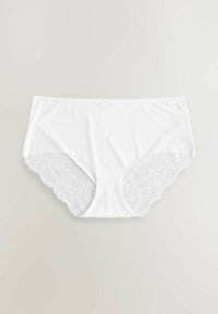 Witte hipster onderbroek met een gladde voorkant en kantpanelen aan de zijkanten, versierd met geschulpte randen die het ontwerp accentueren met bloemmotieven.