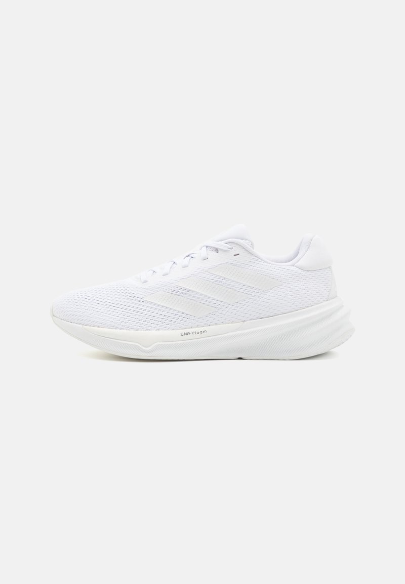 Zapatilla deportiva blanca con parte superior de malla texturizada, cuello acolchado y suela ligera; presenta tres franjas horizontales para la marca.