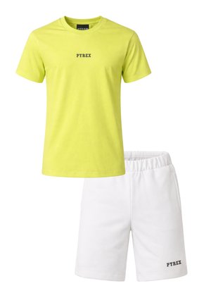 Maglietta gialla a maniche corte Pyrex abbinata a pantaloncini bianchi Pyrex con elastico in vita e stampe del logo nere.