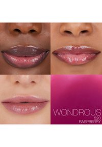Cztery zbliżenia ust prezentujące różne odcienie błyszczącej pomadki. Odcienie obejmują głęboki jagodowy, różowy i nude, oznaczone jako "Wondrous 520 Raspberry".
