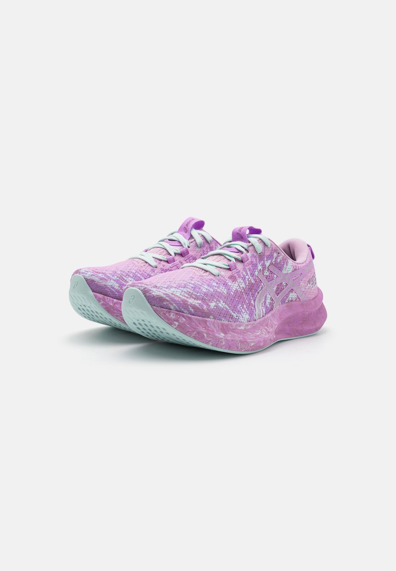 Baskets de sport violettes avec une tige texturée, des lacets bleu clair et des accents à motif. Présentent une semelle rembourrée et un design de soutien.