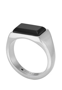 Bague en acier inoxydable argenté ornée d'une pierre noire rectangulaire sur le dessus. Le design est lisse avec une finition polie et une bande plate.