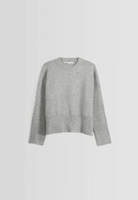 Szary sweter wykonany z miękkiego materiału, z okrągłym dekoltem, opadającymi ramionami oraz ściągaczem na dolnym końcu. Wzór jest krótszy, z długimi, luźnymi rękawami.