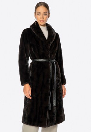 Bruine nepbontjas met een brede kraag en een ceintuur in de taille. De textuur is zacht, met een strakke vormgeving en lange mouwen.