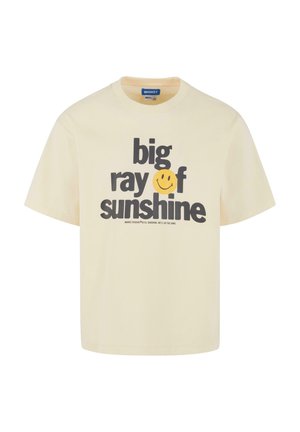 Kreminės medvilnės marškinėliai su juodu ir geltonu grafiniu spaudiniu, kuriame užrašyta "didelis saulės spindulys", papildytas šypsenėlės akcentu.