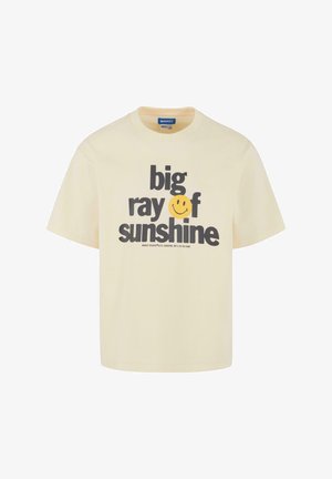 Cremefarvet bomulds t-shirt med et sort og gult grafisk print, der står "big ray of sunshine" med et smilende ansigt som accent.