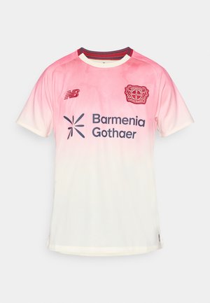 Camiseta deportiva de gradiente en rosa claro y blanco con mangas cortas, logo de New Balance, escudo de Bayer Leverkusen y patrocinador "Barmenia Gothaer."
