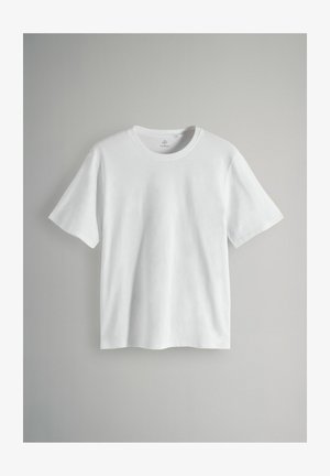 Balts īsām piedurknēm T-krekls, izgatavots no kokvilnas, ar apaļu izgriezumu. Gluda tekstūra, taisns apakšmalas dizains un nav redzamu rakstu vai akcentu.