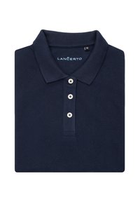 Granatowa koszula polo, wykonana z fakturowanej tkaniny, z kołnierzykiem i trzema guzikami przy zapięciu, z kontrastującymi jasnymi guzikami. Metka z rozmiarem: M.